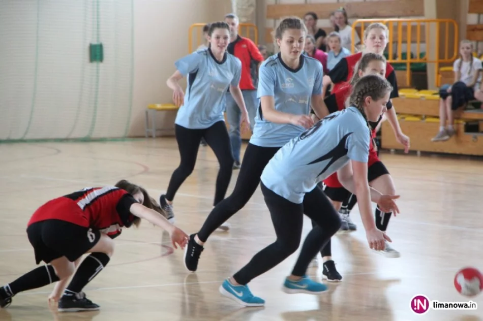 Gimnazjalistki z Mordarki Mistrzyniami gry w piłkę ręczną! - zdjęcie 2