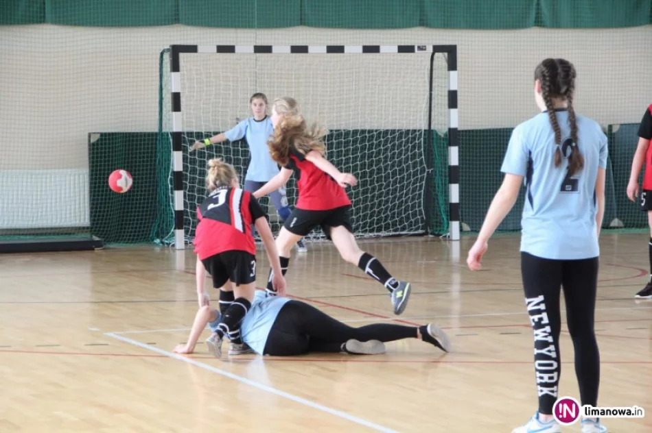 Gimnazjalistki z Mordarki Mistrzyniami gry w piłkę ręczną! - zdjęcie 3