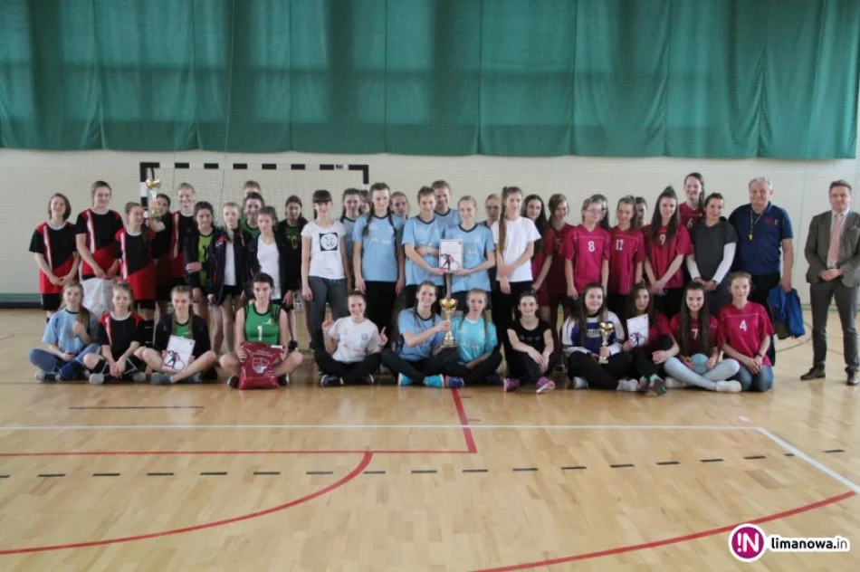 Gimnazjalistki z Mordarki Mistrzyniami gry w piłkę ręczną! - zdjęcie 4