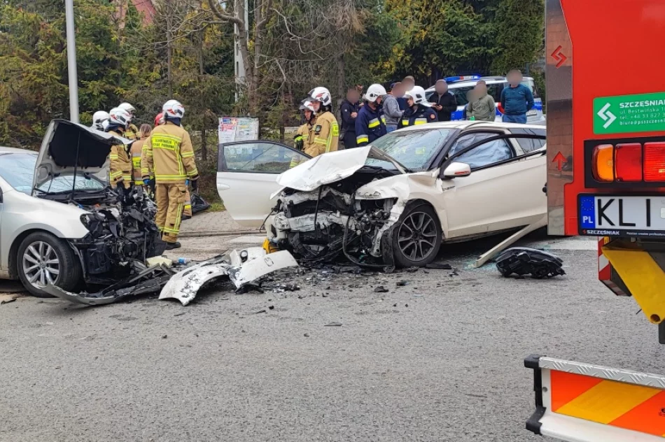 Zderzenie 3 aut, droga zablokowana - zdjęcie 4