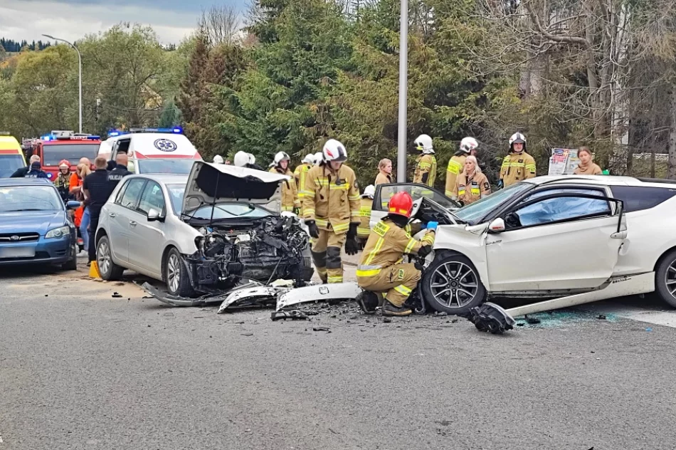 Zderzenie 3 aut, droga zablokowana - zdjęcie 6