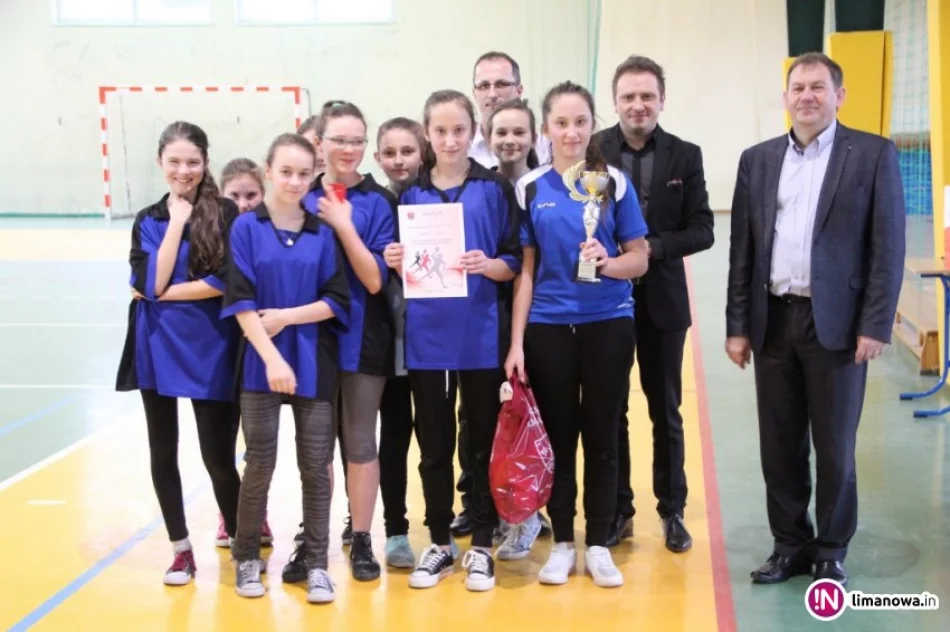 Dziewczęta z Rupniowa Mistrzyniami Gminy w Mini Piłce Ręcznej! - zdjęcie 4