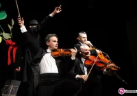 Sala pełna śmiechu podczas Dnia Kobiet w LDK - zdjęcie główne