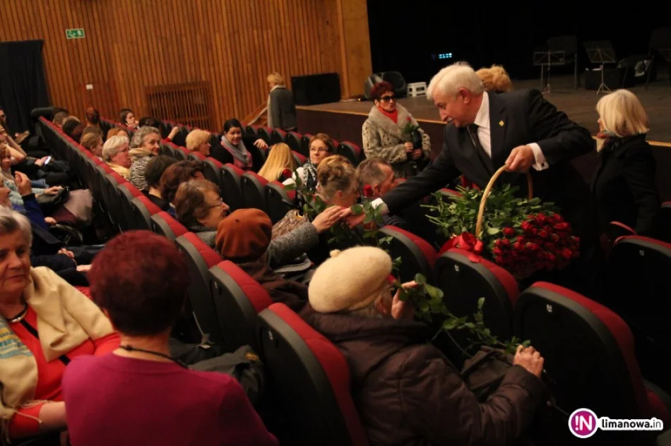 Sala pełna śmiechu podczas Dnia Kobiet w LDK - zdjęcie 2