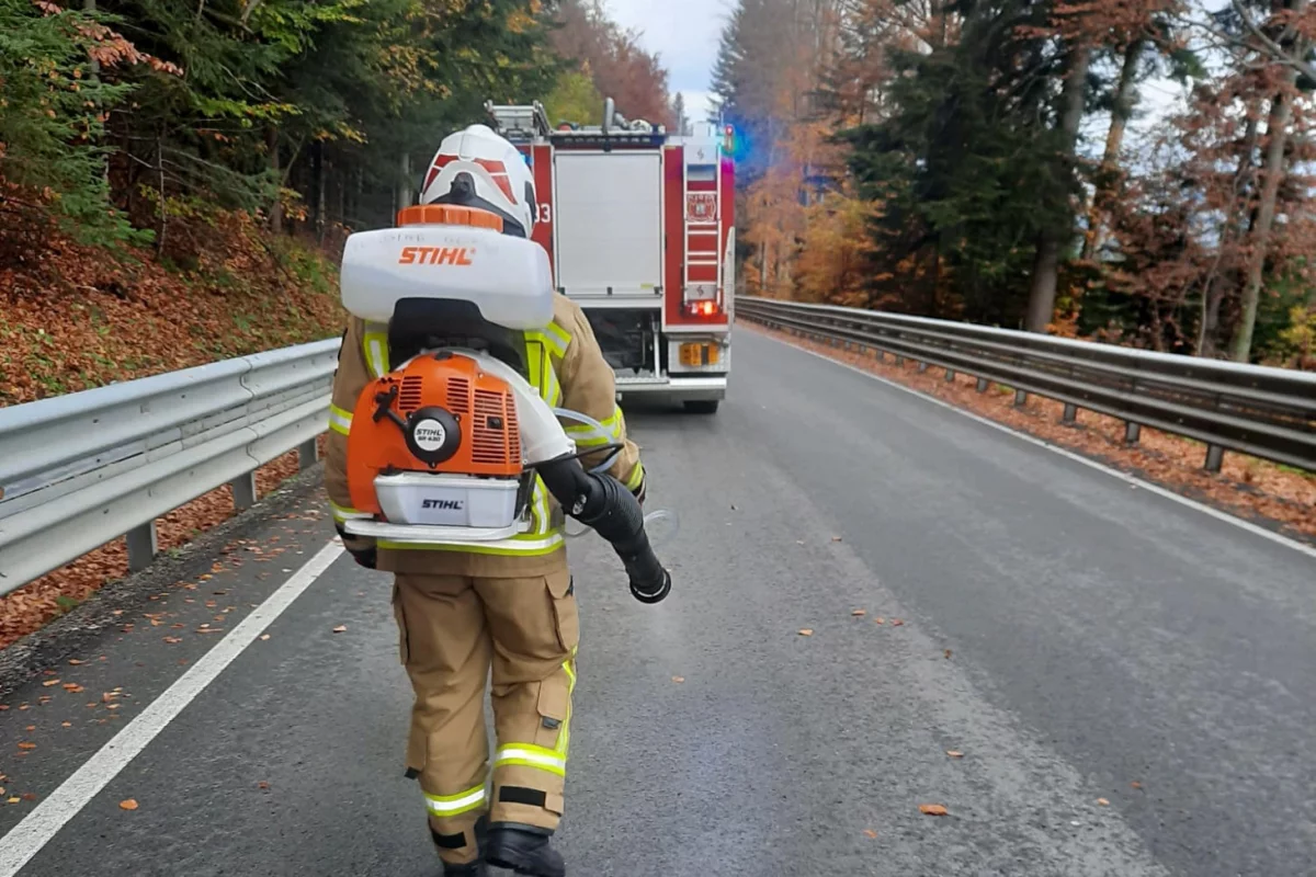 Strażacy neutralizują wyciek na odcinku 10 km