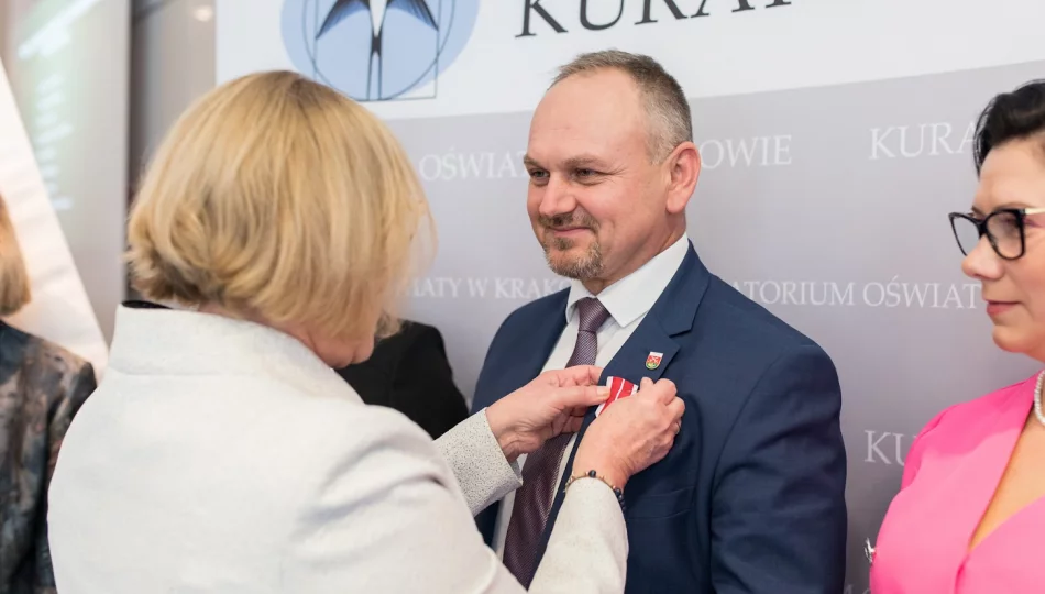 Wójt Gminy Limanowa Jan Skrzekut odznaczony Medalem Komisji Edukacji Narodowej - zdjęcie 1