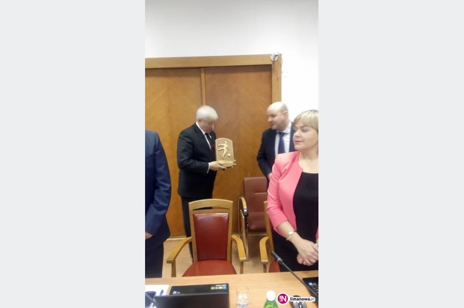 Podziękowanie dla Burmistrza Władysława Biedy od Prezesa MKS LIMANOVIA - zdjęcie 4