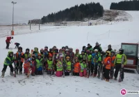 Narciarz na nartach z góry pomyka … - zdjęcie główne