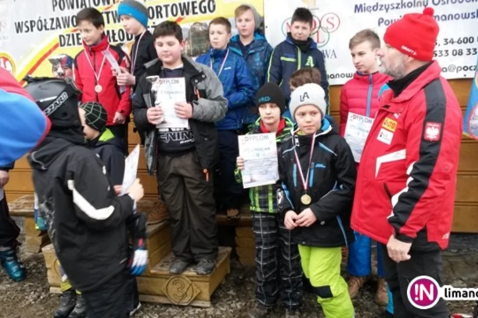 Narciarz na nartach z góry pomyka … - zdjęcie 2