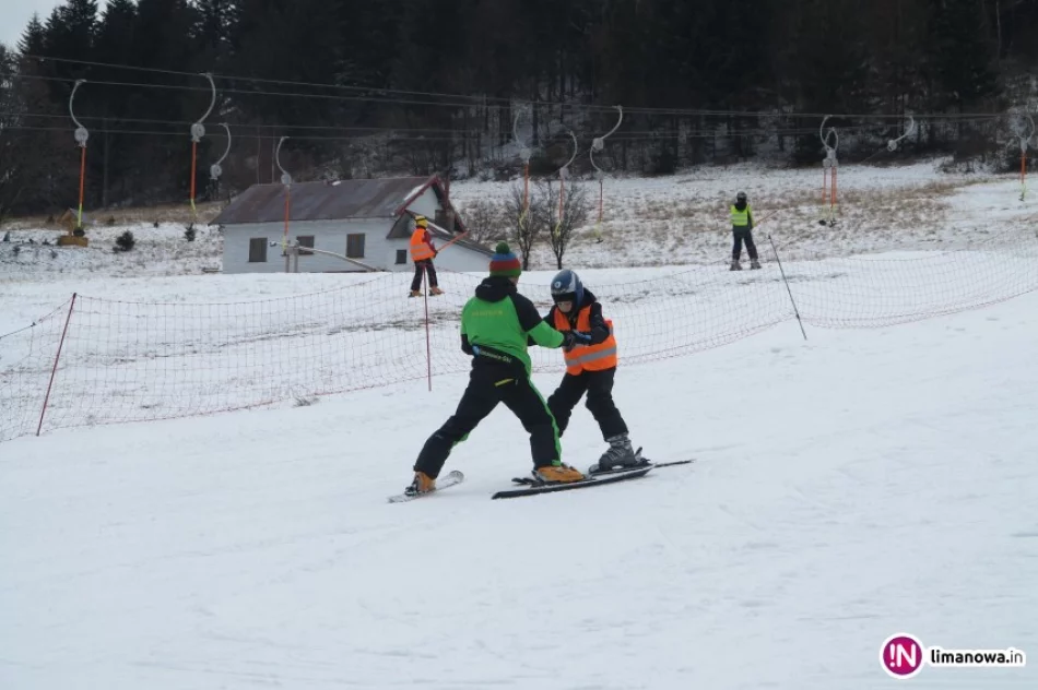 Narciarz na nartach z góry pomyka … - zdjęcie 3