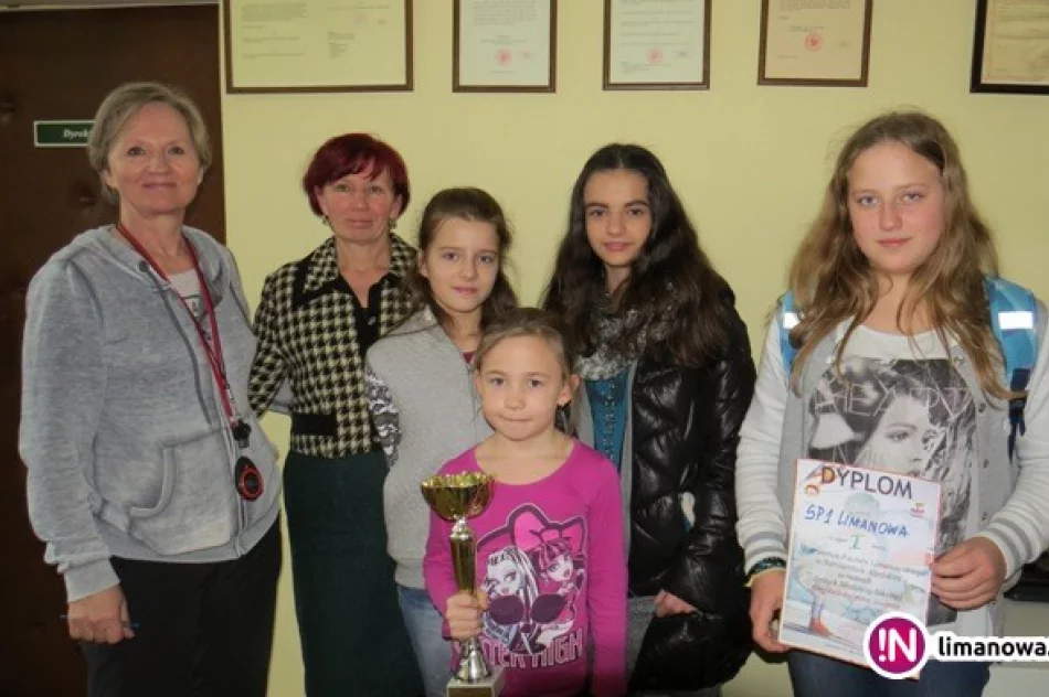 Narciarz na nartach z góry pomyka … - zdjęcie 4