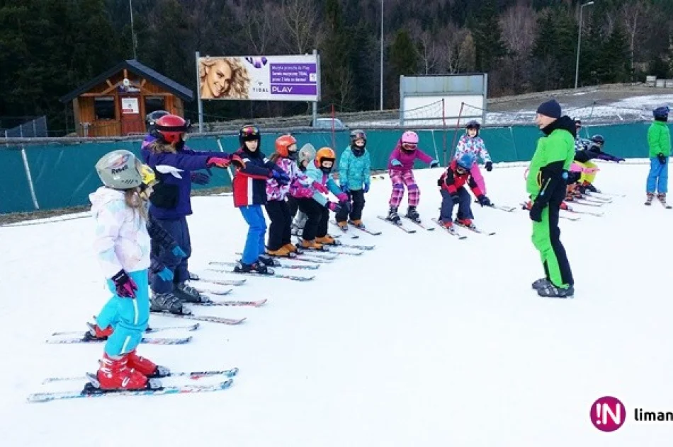 Uczniowie limanowskiej „Dwójki” jeżdżą mimo różnych warunków pogodowych. - zdjęcie 3