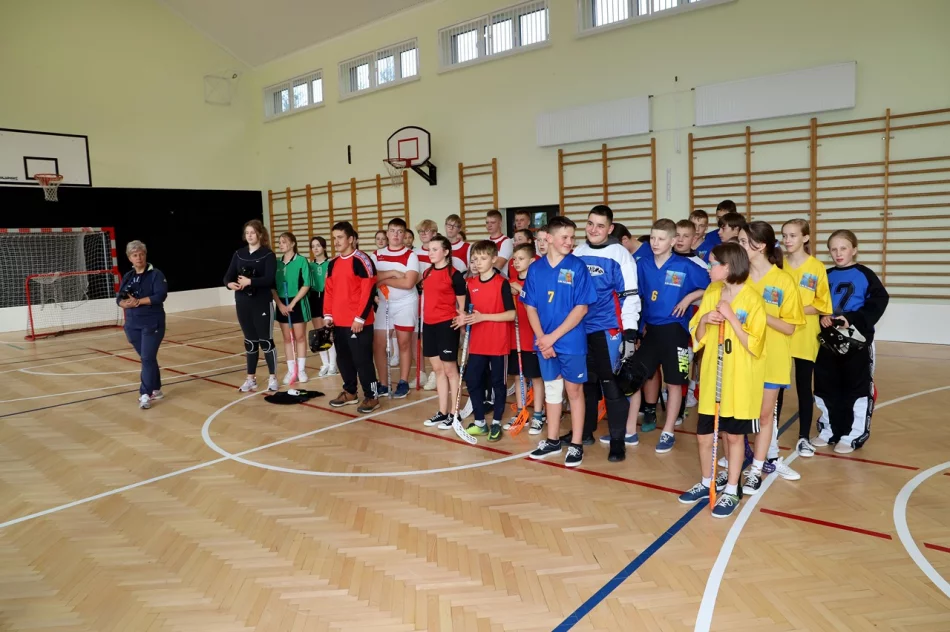 Młodzież ze Szkoły Podstawowej nr2 w Starej Wsi Mistrzami gminy w unihokeju - zdjęcie 2