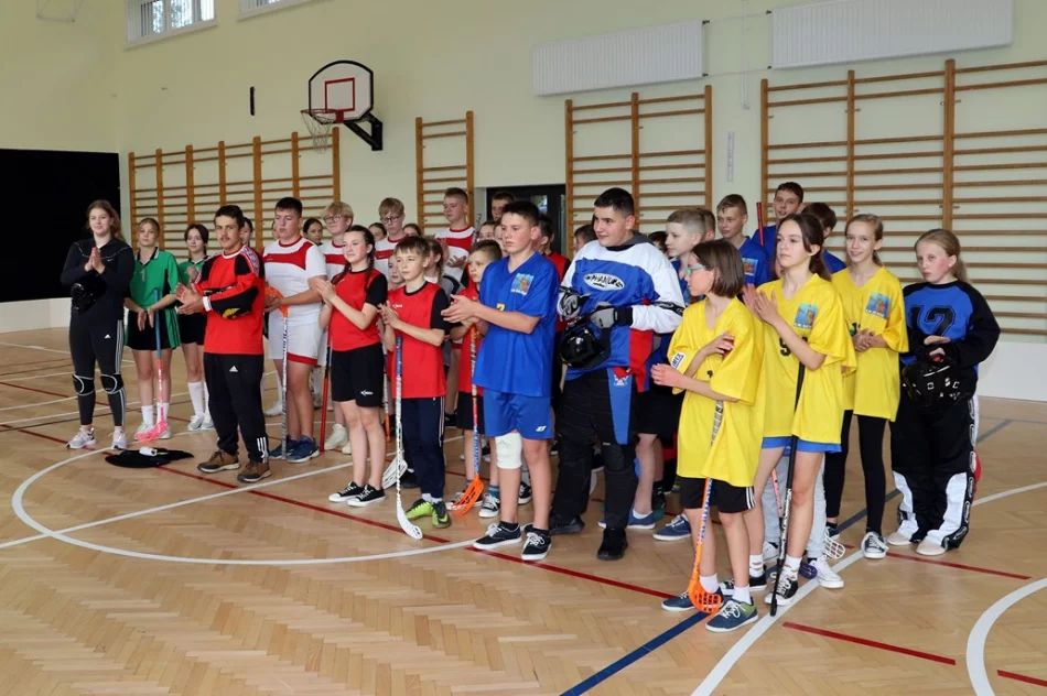 Młodzież ze Szkoły Podstawowej nr2 w Starej Wsi Mistrzami gminy w unihokeju - zdjęcie 5