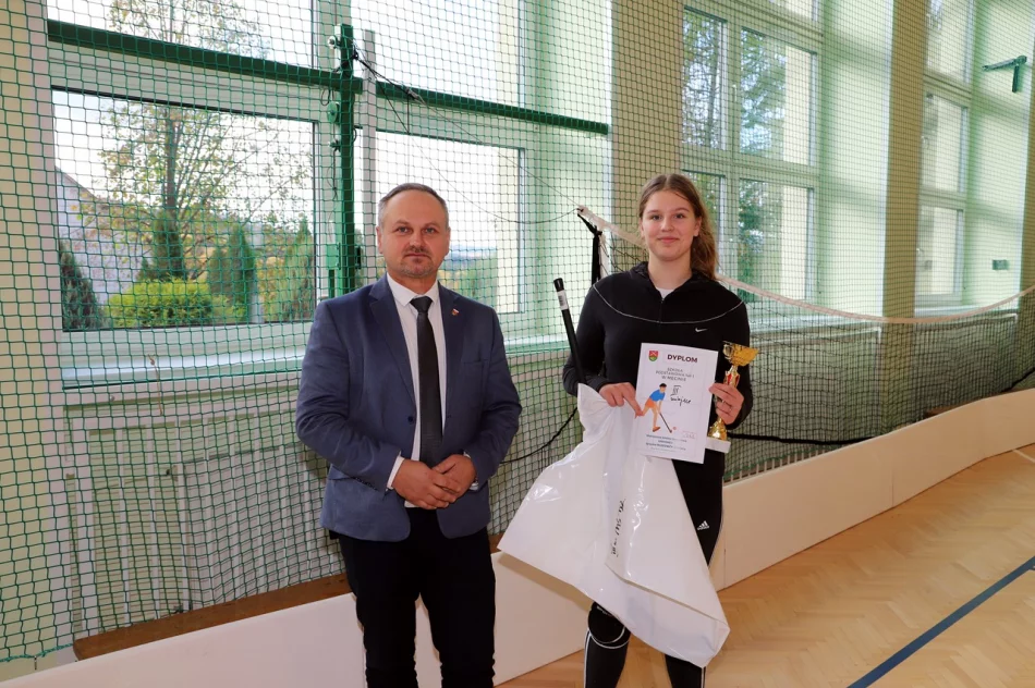 Młodzież ze Szkoły Podstawowej nr2 w Starej Wsi Mistrzami gminy w unihokeju - zdjęcie 7