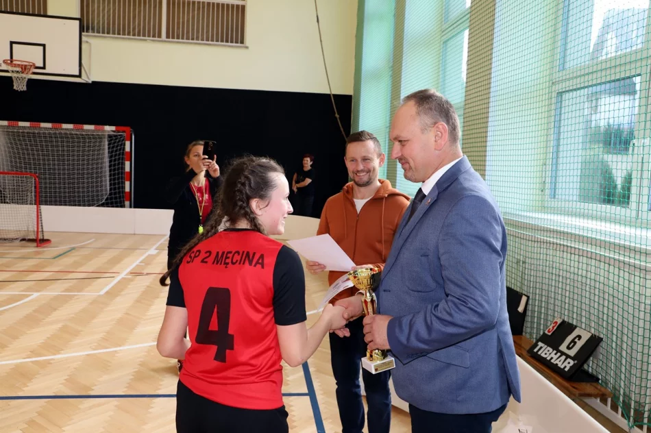 Młodzież ze Szkoły Podstawowej nr2 w Starej Wsi Mistrzami gminy w unihokeju - zdjęcie 8