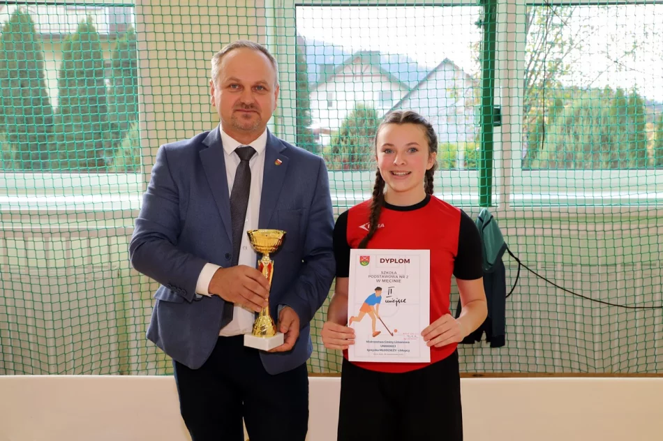 Młodzież ze Szkoły Podstawowej nr2 w Starej Wsi Mistrzami gminy w unihokeju - zdjęcie 9