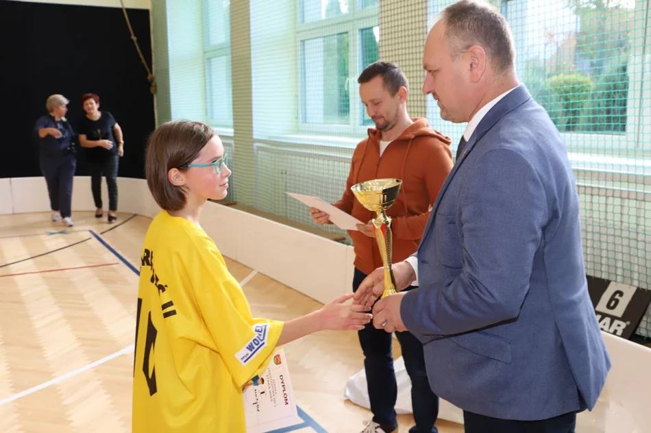 Młodzież ze Szkoły Podstawowej nr2 w Starej Wsi Mistrzami gminy w unihokeju - zdjęcie 10