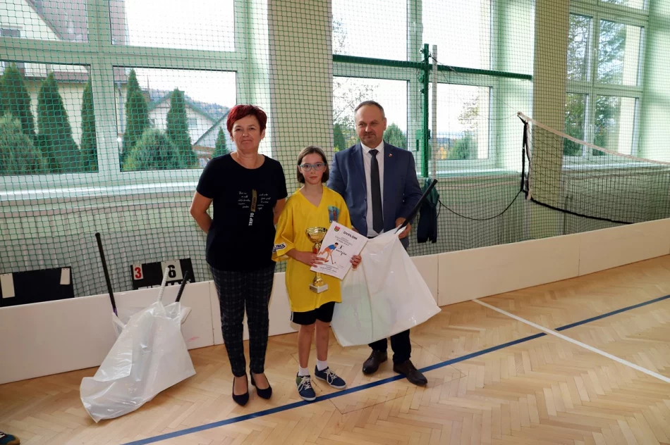 Młodzież ze Szkoły Podstawowej nr2 w Starej Wsi Mistrzami gminy w unihokeju - zdjęcie 11