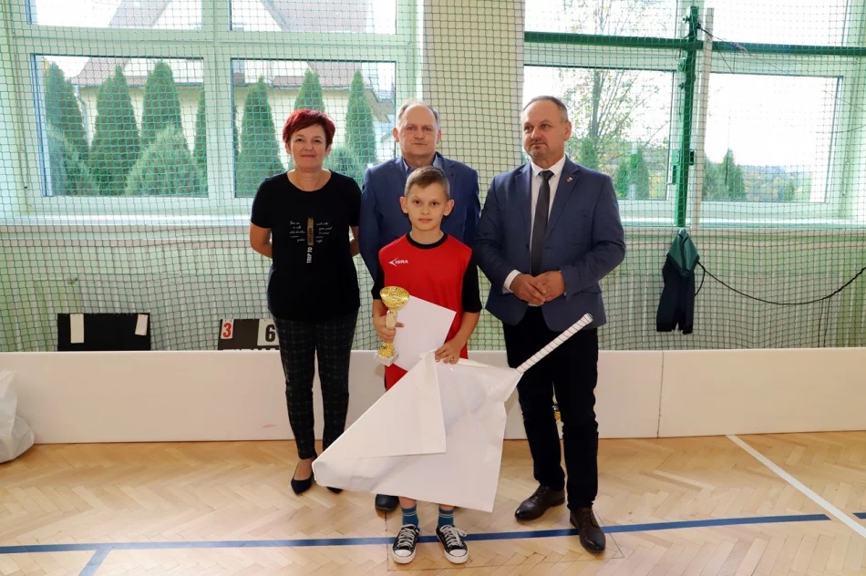 Młodzież ze Szkoły Podstawowej nr2 w Starej Wsi Mistrzami gminy w unihokeju - zdjęcie 12