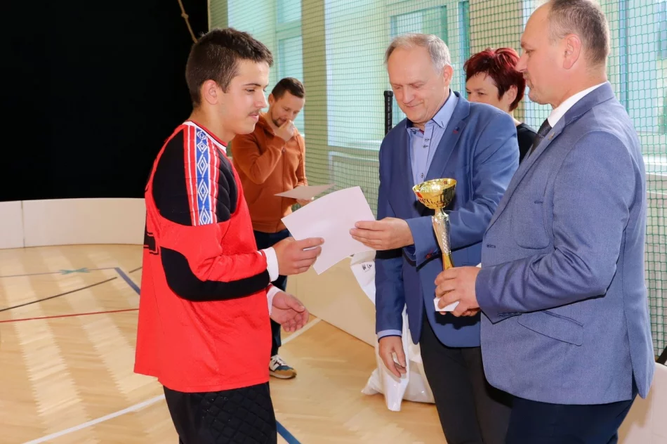 Młodzież ze Szkoły Podstawowej nr2 w Starej Wsi Mistrzami gminy w unihokeju - zdjęcie 13