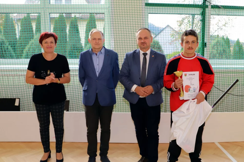 Młodzież ze Szkoły Podstawowej nr2 w Starej Wsi Mistrzami gminy w unihokeju - zdjęcie 14