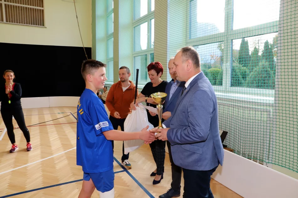 Młodzież ze Szkoły Podstawowej nr2 w Starej Wsi Mistrzami gminy w unihokeju - zdjęcie 15