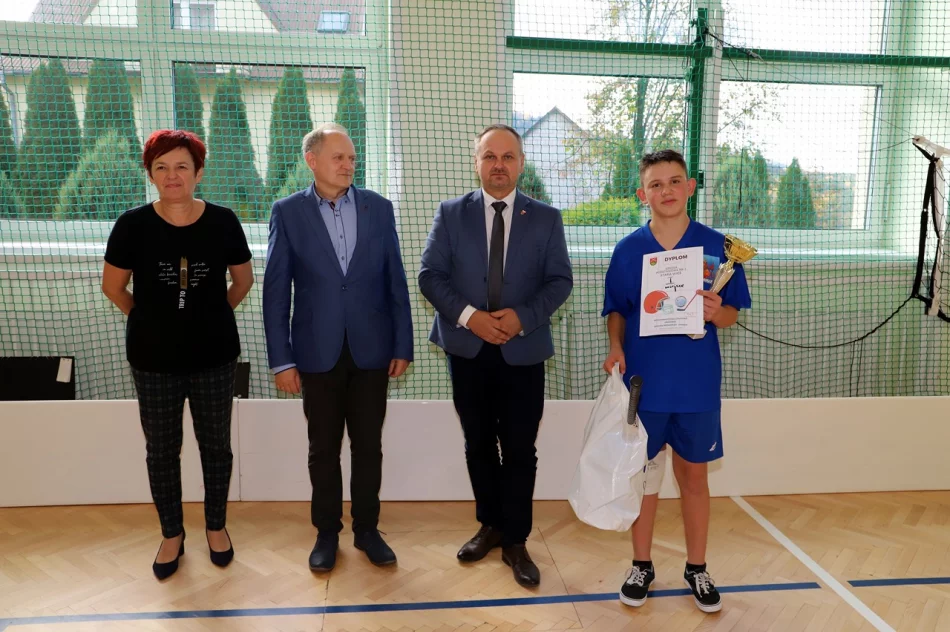 Młodzież ze Szkoły Podstawowej nr2 w Starej Wsi Mistrzami gminy w unihokeju - zdjęcie 16