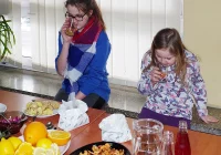 Uczestnicy warsztatów kulinarnych w Klubie Kultury Pisarzowej „Rozgrzewali zimę” - zdjęcie główne