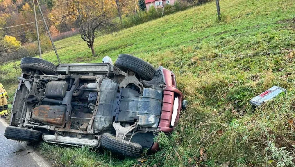 Kierująca doprowadziła do wywrócenia pojazdu - zdjęcie 1