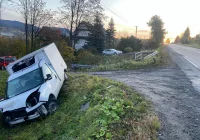 Pojazd wypadł z jezdni i uderzył w bariery - zdjęcie główne