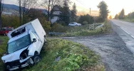 Pojazd wypadł z jezdni i uderzył w bariery - zdjęcie 2