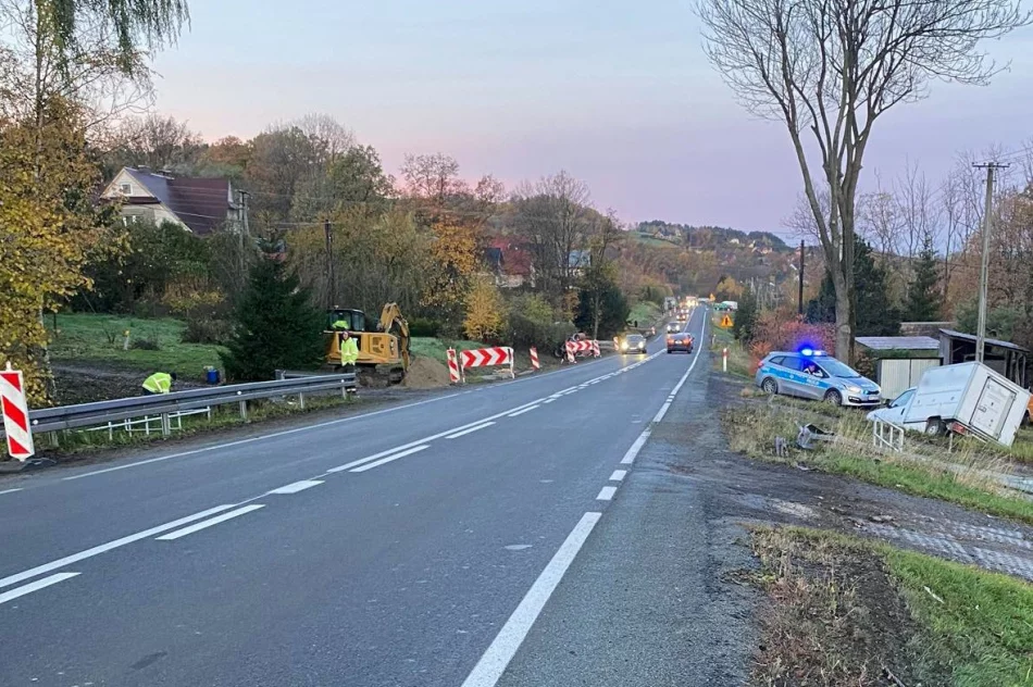 Pojazd wypadł z jezdni i uderzył w bariery - zdjęcie 4