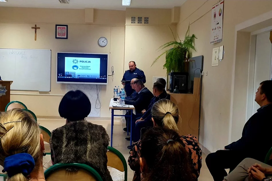 Policjanci rozmawiali z mieszkańcami o bezpieczeństwie - zdjęcie 3