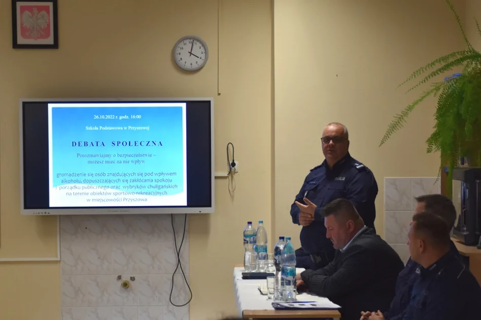 Policjanci rozmawiali z mieszkańcami o bezpieczeństwie - zdjęcie 4