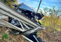 Samochód uderzył w bariery - zdjęcie główne