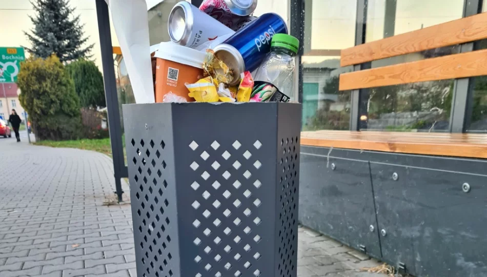 Przystanki toną w śmieciach. Burmistrz: "kosze są do... wyrzucania biletów" - zdjęcie 1