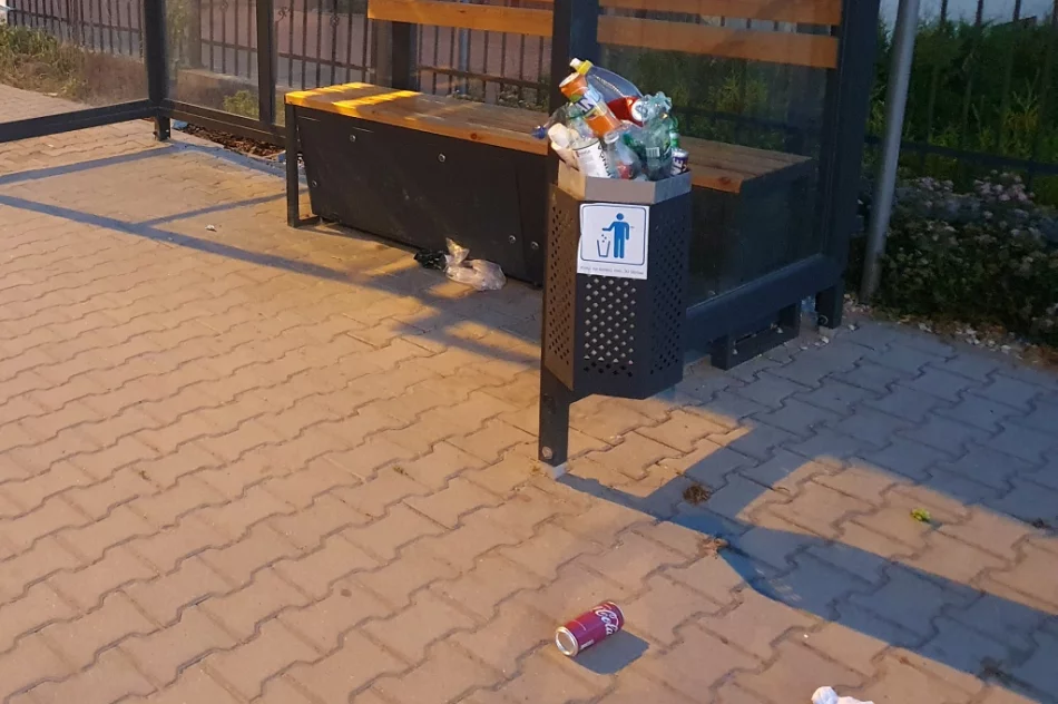 Przystanki toną w śmieciach. Burmistrz: "kosze są do... wyrzucania biletów" - zdjęcie 2