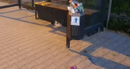 Przystanki toną w śmieciach. Burmistrz: "kosze są do... wyrzucania biletów" - zdjęcie 2