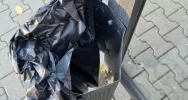 Przystanki toną w śmieciach. Burmistrz: "kosze są do... wyrzucania biletów" - zdjęcie 3