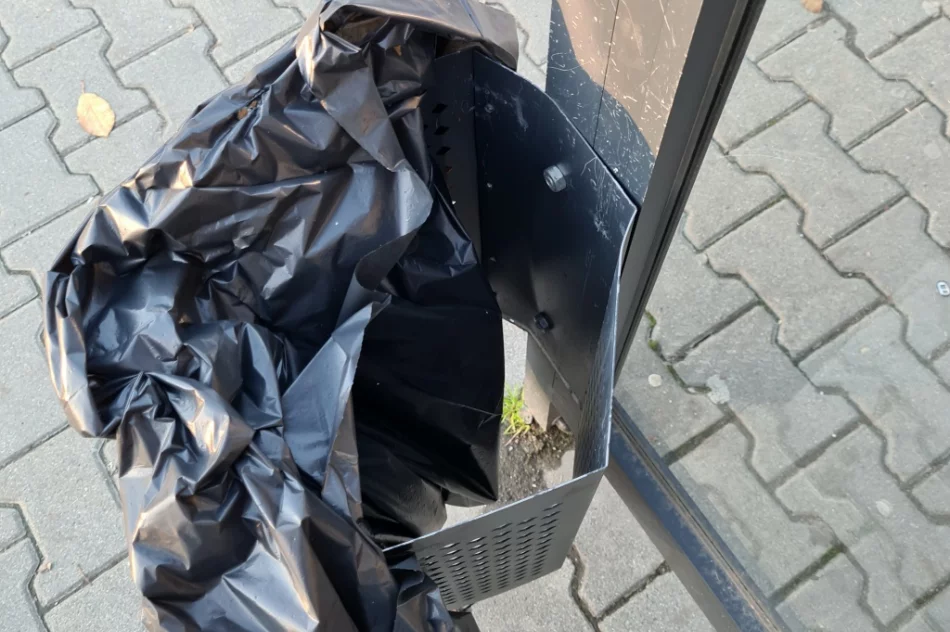 Przystanki toną w śmieciach. Burmistrz: "kosze są do... wyrzucania biletów" - zdjęcie 3