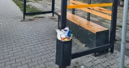 Przystanki toną w śmieciach. Burmistrz: "kosze są do... wyrzucania biletów" - zdjęcie 4