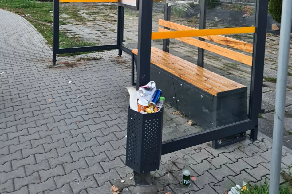 Przystanki toną w śmieciach. Burmistrz: "kosze są do... wyrzucania biletów" - zdjęcie 4