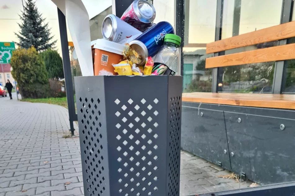 Przystanki toną w śmieciach. Burmistrz: "kosze są do... wyrzucania biletów" - zdjęcie 5