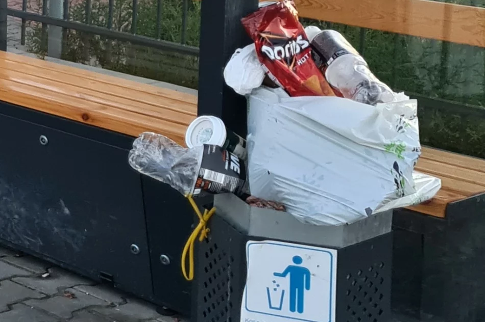 Przystanki toną w śmieciach. Burmistrz: "kosze są do... wyrzucania biletów" - zdjęcie 6