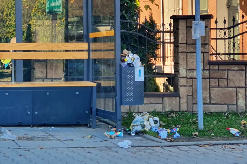 Przystanki toną w śmieciach. Burmistrz: "kosze są do... wyrzucania biletów" - zdjęcie 7