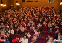 Pełna sala dzieci podczas spotkań z Mikołajem - zdjęcie główne