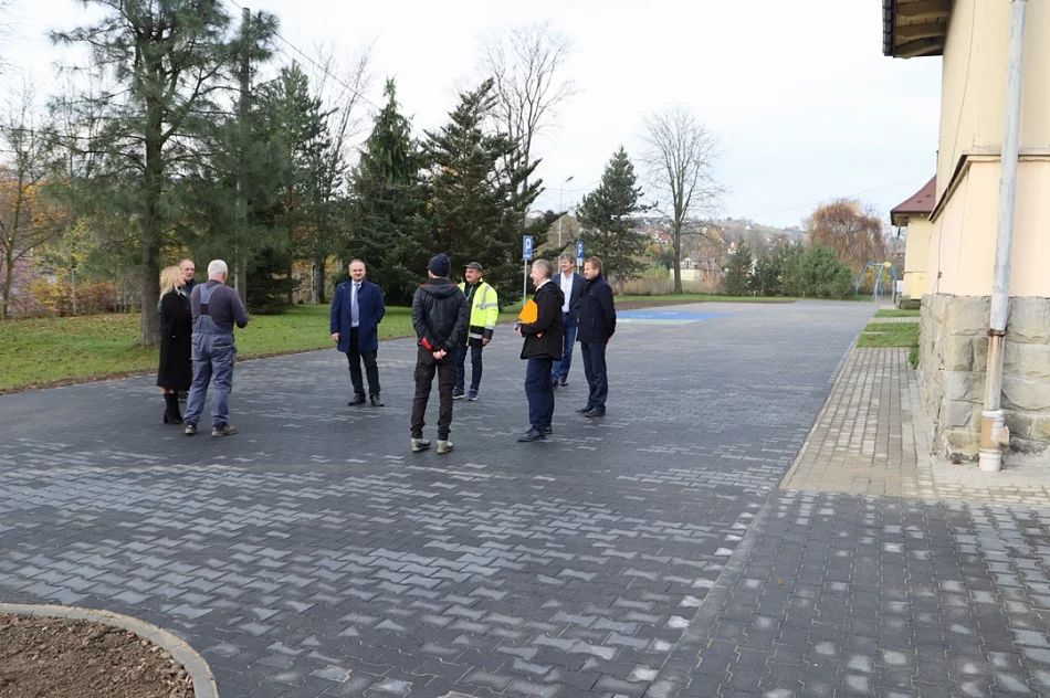 Parking przy szkole w Pisarzowej oddany do użytku mieszkańcom - zdjęcie 2