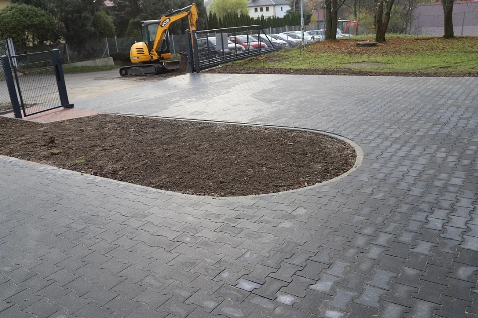 Parking przy szkole w Pisarzowej oddany do użytku mieszkańcom - zdjęcie 3
