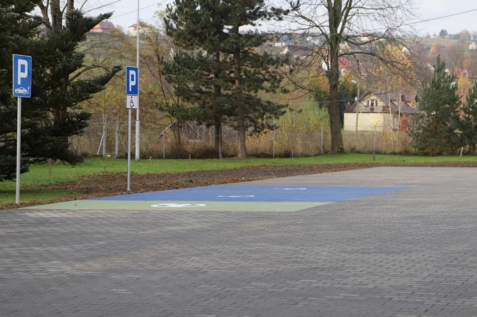 Parking przy szkole w Pisarzowej oddany do użytku mieszkańcom - zdjęcie 4